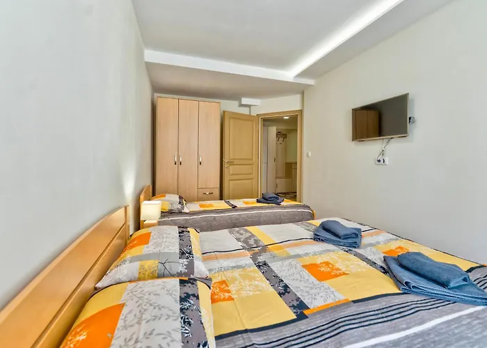 La Promenade * 兹拉蒂博尔